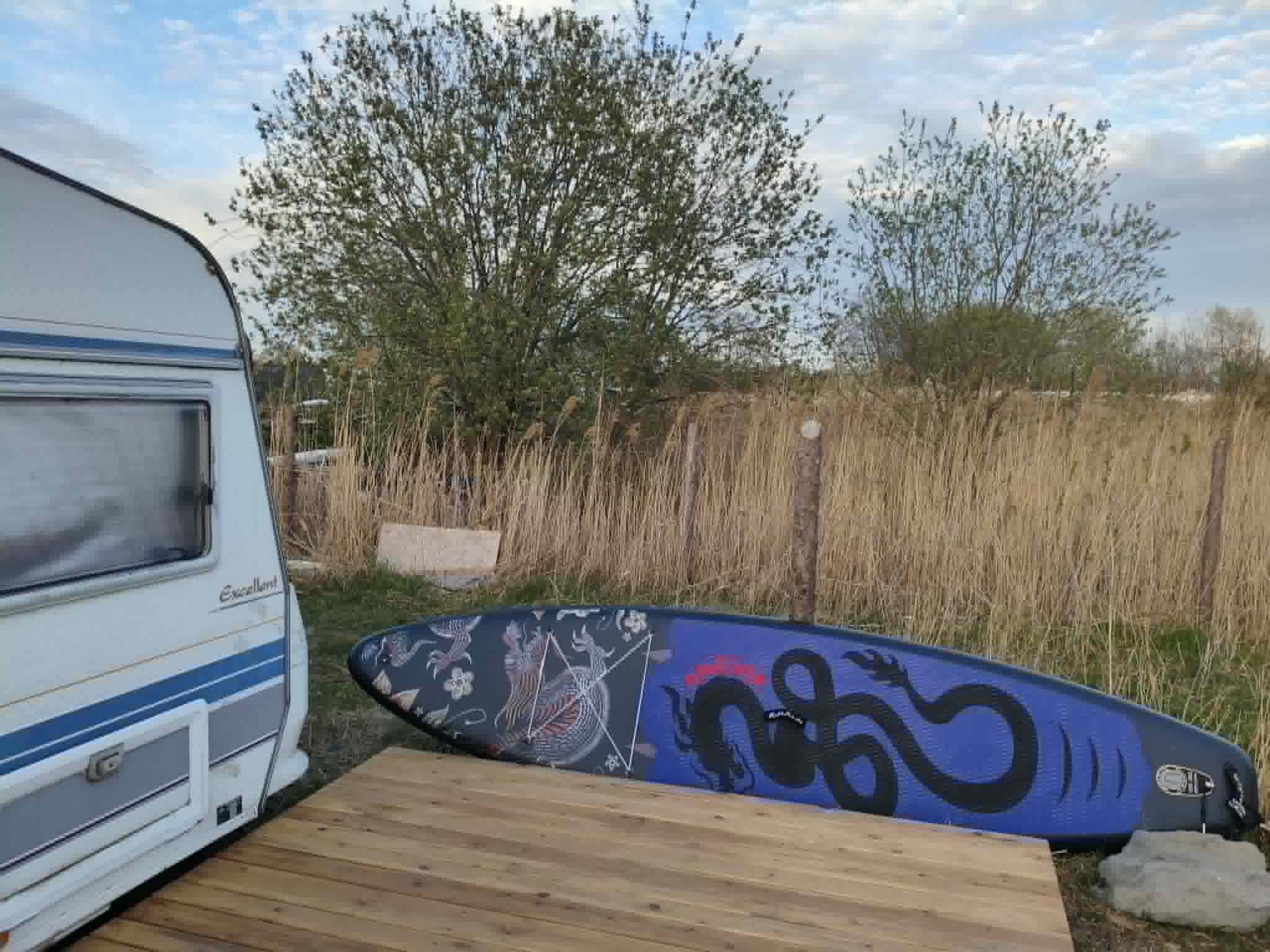 Przyczepa z deską SUP - życie kitesurferskie
